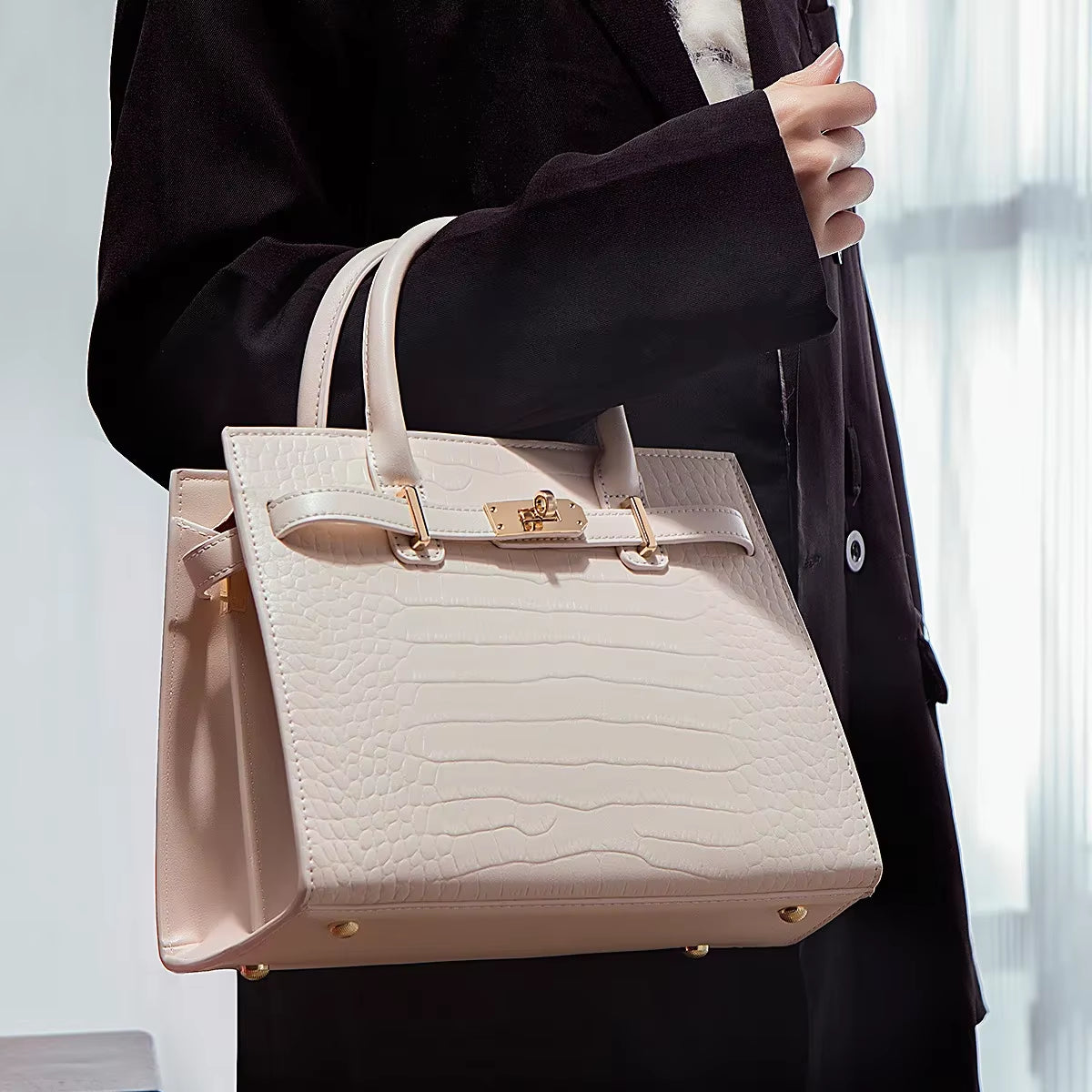Chic and Spacious Mother's Day Handbag - Stylish 2024 Crossbody Bag for the Modern Mom